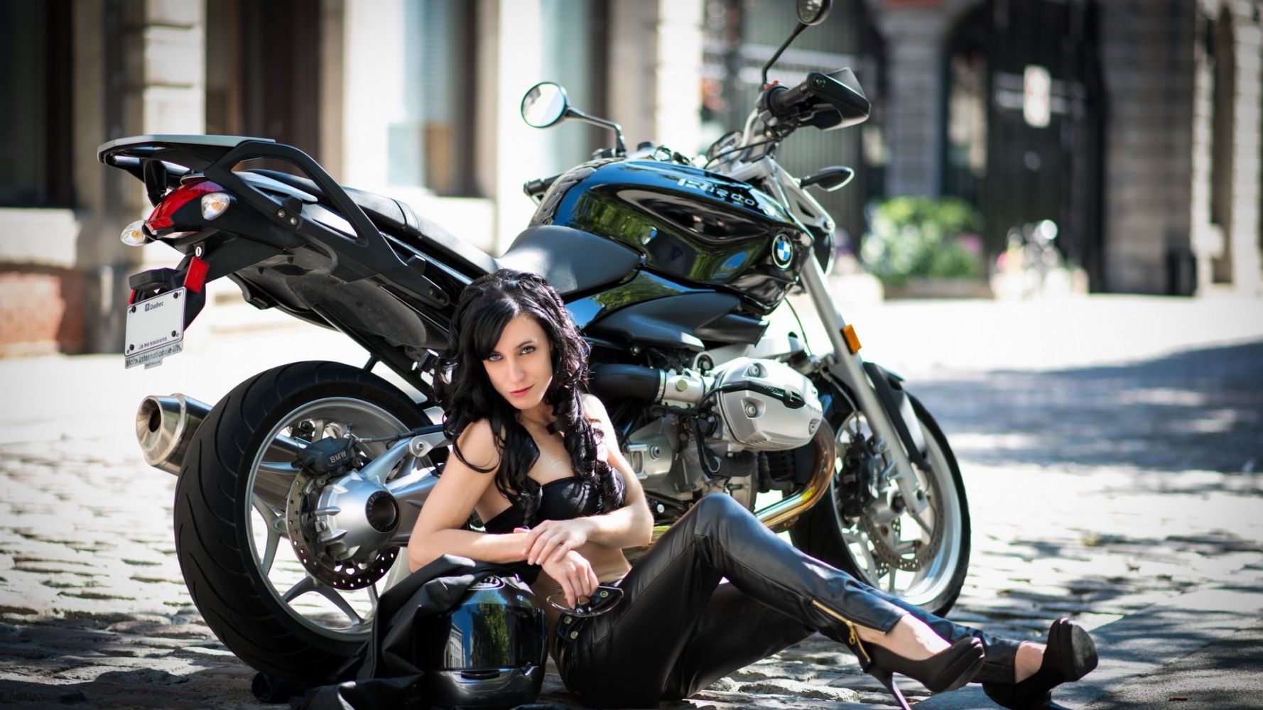 European women on bikes in Sao Gonçalo