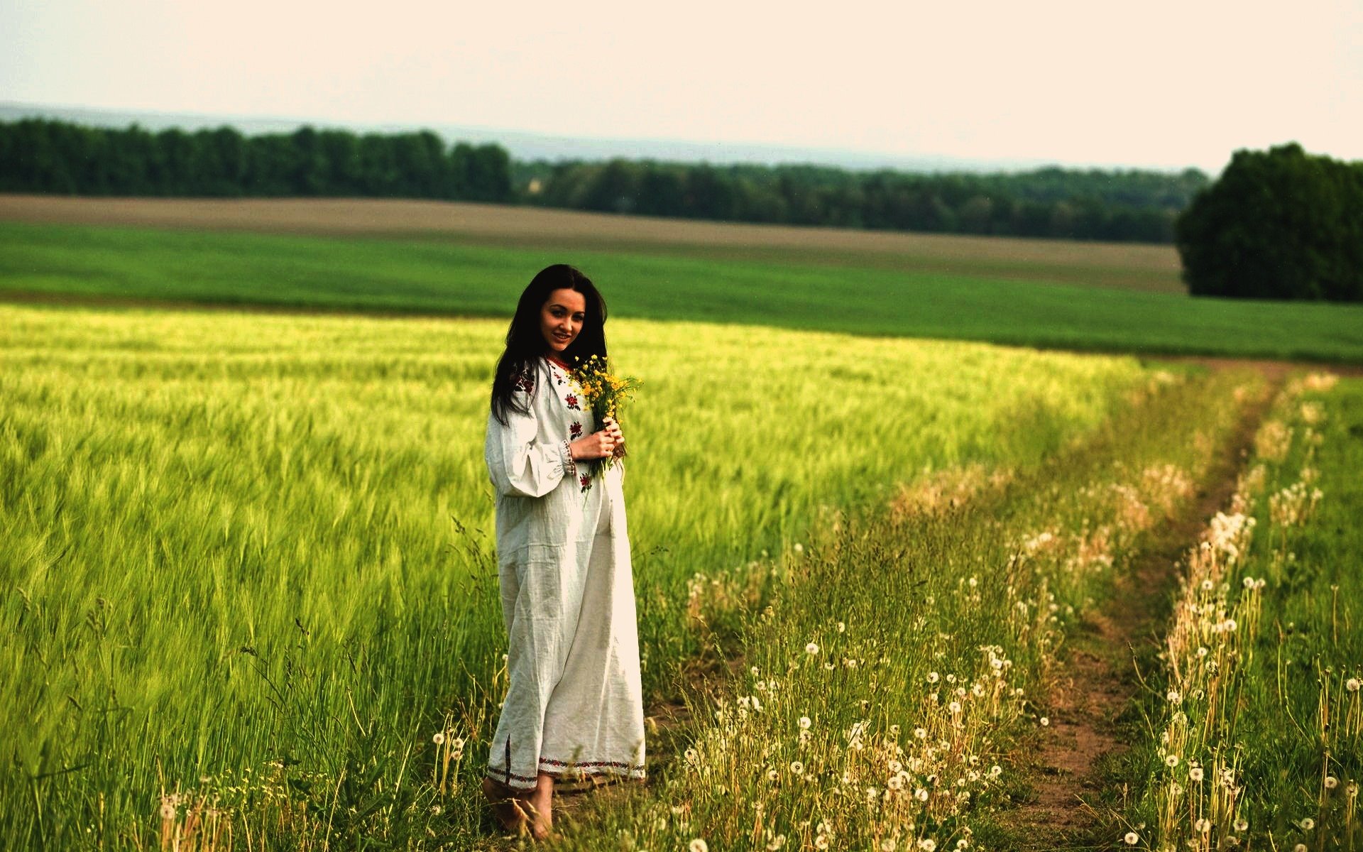 Women in Slavic costumes in Sao Gonçalo