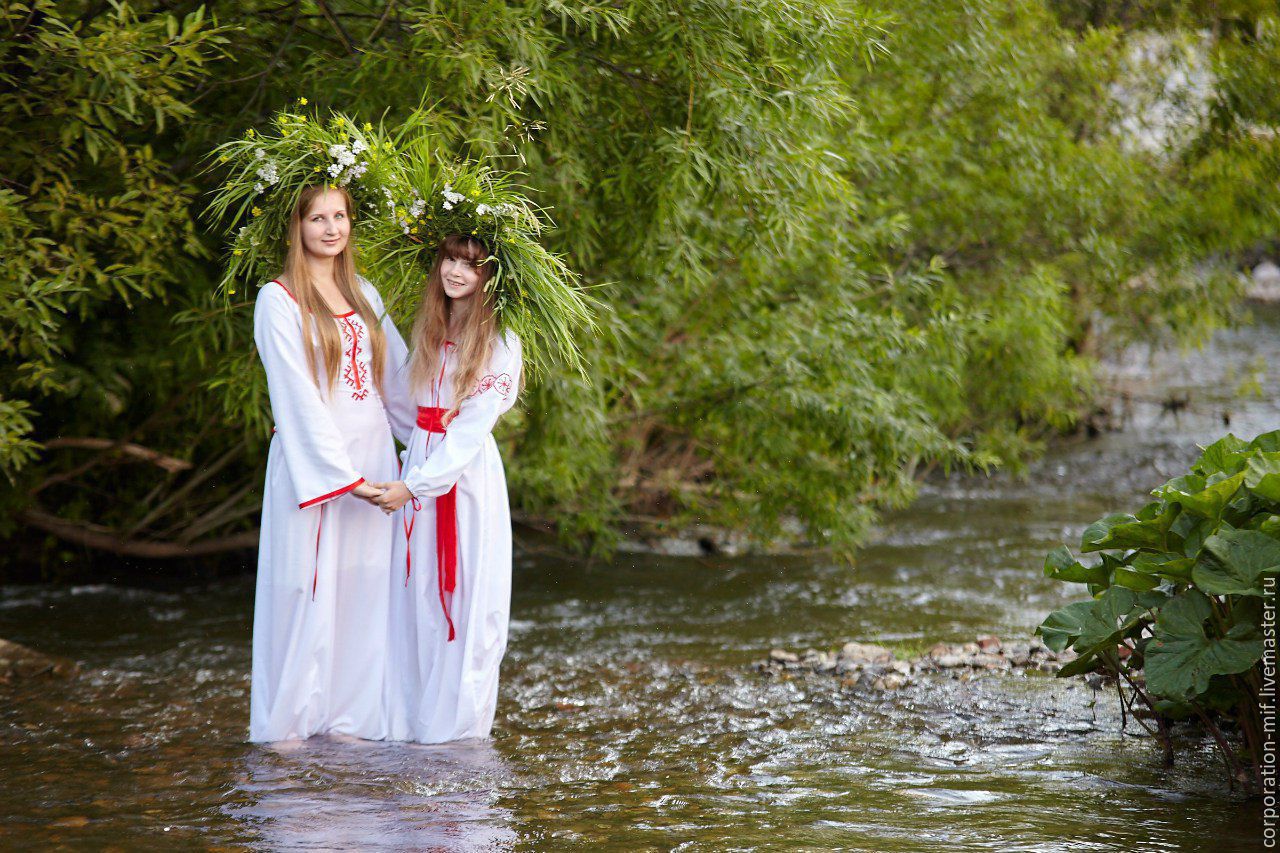 Women in Slavic costumes in Sao Gonçalo