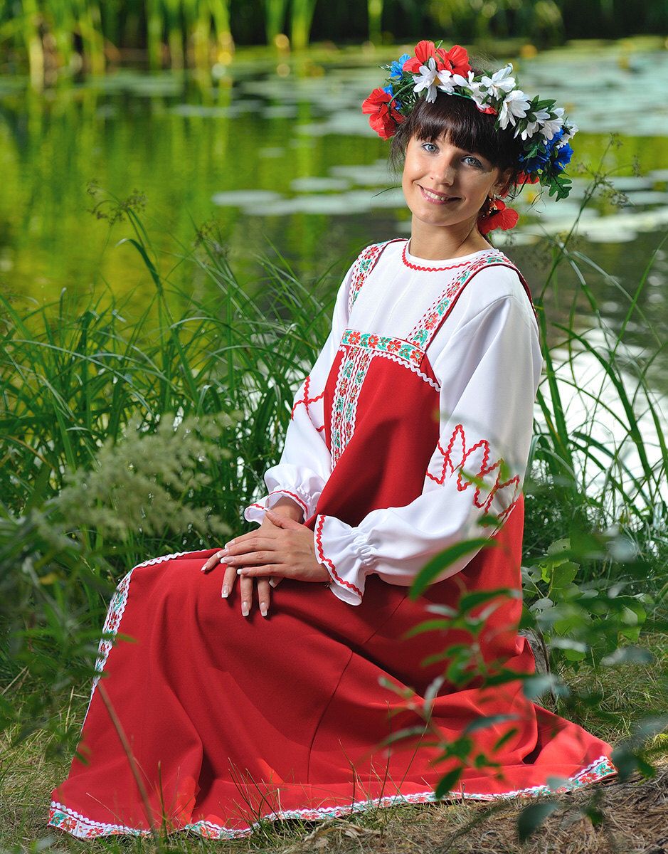 Beautiful girl Girls in Slavic costumes in Sao Gonçalo