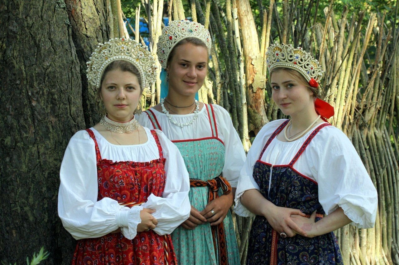 Sexy model Girls in Slavic costumes in Sao Gonçalo